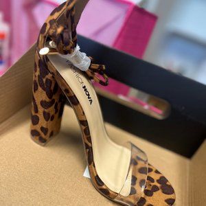 Leopard print pump